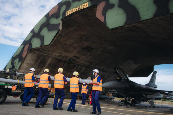 官兵合力掛載響尾蛇飛彈。