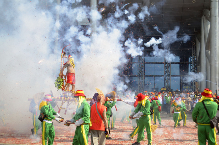 嘉義市城隍廟27日舉辦「城隍夜巡 夯枷解厄」活動，台東玄武堂「炮炸寒單爺」也首度應邀參與，與城隍爺聯手驅逐COVID-19疫情，祈求國泰民安，場面震撼。