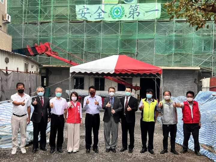 衛生福利部恆春旅遊醫院醫療大樓重建工程2日舉行上梁典禮，屏東縣長潘孟安（左5）、民進黨立委周春米（左4）等人出席，期望112年6月可完工。