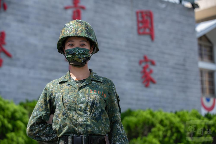 入伍生祈婧昀表示，入伍訓讓她學習到最多的是學會了服從及團體生活。（軍聞社記者林澤廷攝）