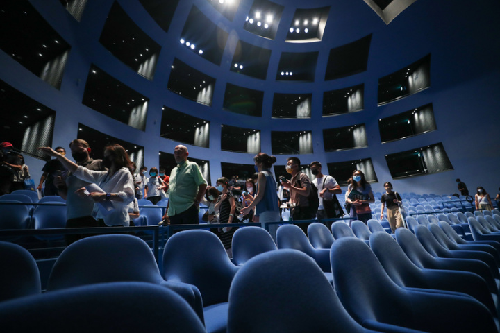 台北表演藝術中心預計7日正式舉行開幕儀式，2名建築設計師4日親自帶領媒體團參觀「球劇場」，公開分享整體設計理念。