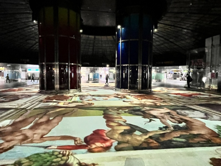 高雄捷運公司打造的鳳翼天翔大型投影場域，即日起 在美麗島、中央公園捷運站進行名畫精華投影，讓民 眾不出國就能來一場跨越時空藝術之旅。 （高捷公司提供）