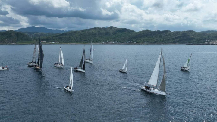 基隆潮境海灣節結合「潮搖滾音樂祭」、帆船賽等28日在碧砂漁港登場，市長林右昌表示，今年疫情趨緩，朝國門開啟邁進，帆船賽先以基隆嶼繞島賽暖身，等到生活正常化後，將回復以往規模舉辦。（基隆市政府提供）