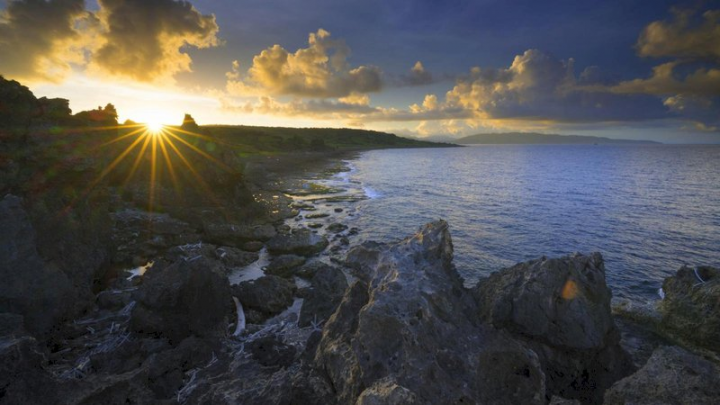 馬來西亞攝影師馮業輝拍攝台灣縮時美景打響知名度，也讓他獲得屏東縣政府信任，有機會前往龍坑生態保育區捕捉夕陽美景。