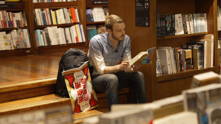 中華文化總會最新一集「福爾摩沙進香團」Vlog，邀請來自美國的網紅布萊恩（Brian Cragun）為國際旅客帶路，走訪夜市、打卡夜景、深夜書店、夜釣等，探索台灣夜生活。（中華文化總會提供）