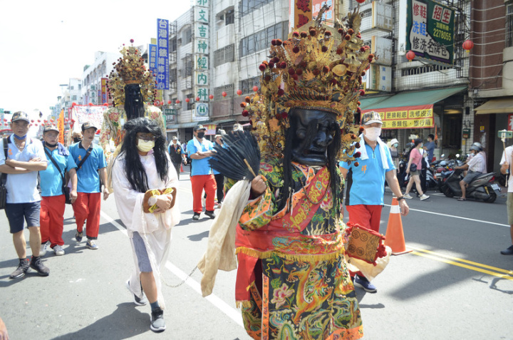 嘉義市城隍廟27日舉辦「城隍夜巡 夯枷解厄」活動，由七爺、八爺押著民眾扮演的遊魂領頭先行，繞行嘉義市區，也吸引大批民眾「夯枷」參與，盼消災解厄。
