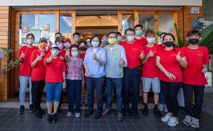 總統和與會人員合影