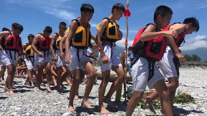 花蓮吉安鄉南勢阿美族部落今年迎來8年1次的「勇士晉階禮歲時祭儀」，里漏部落堅持教導青年認識船祭文化、製作獨木舟、訓練操船技能，完成獨木舟船祭儀式後，才能正式晉階成為阿拉麥（Alamay）部落勇士。（吉安鄉公所提供）
