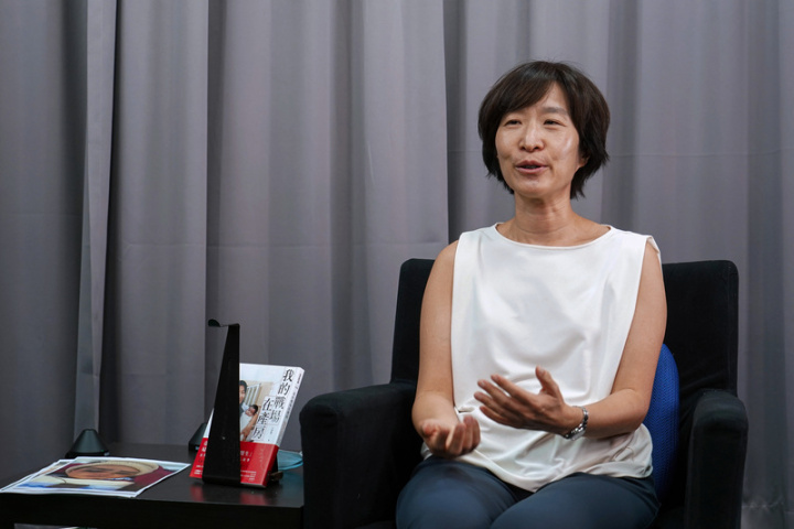 台灣第一名婦產專科無國界醫生王伊蕾曾前往阿富汗、伊拉克熱血救援，她接受中央社專訪表示，若沒有遇見另一半、生下2個可愛女兒，可能更年輕就出發，但卻少了前半生磨練出的圓融處事，說不定更加跌撞辛苦，甚至中途放棄。