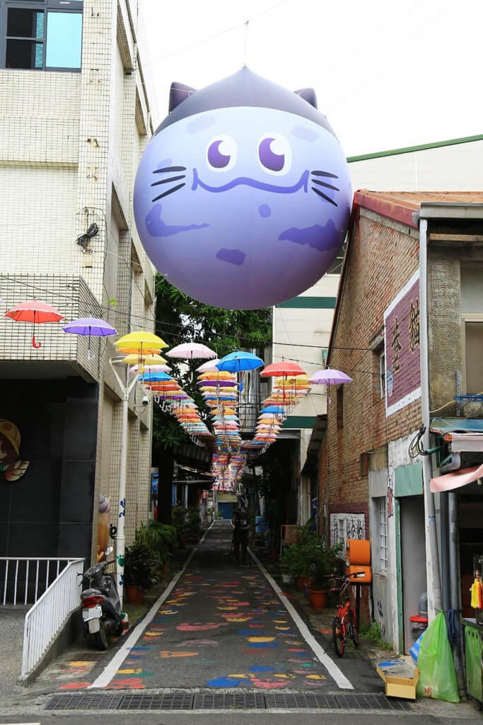 一年一度的甲仙芋筍節到來，甲仙大橋、甲仙國小及貓巷（圖）都出現不一樣的紫色怪獸「芋頭吼哩」，共有4種造型。（高雄市政府提供）
