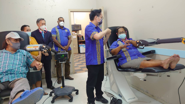 臺灣捐贈諾魯2套遠紅外線治療儀