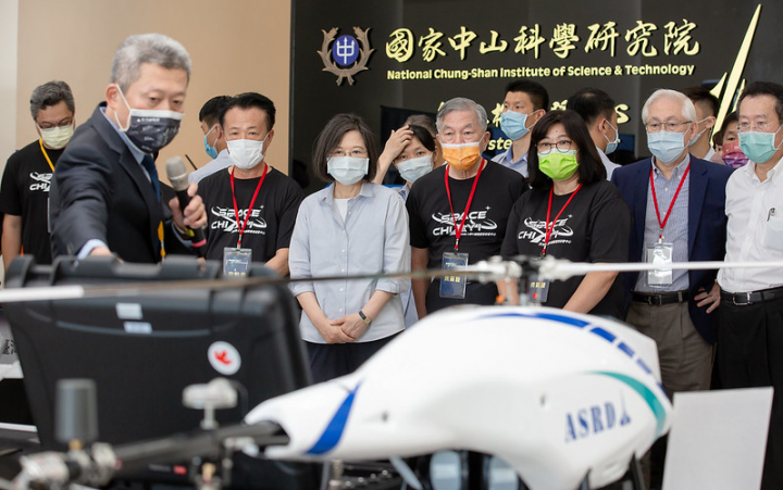蔡英文總統13日上午前往嘉義出席「亞洲無人機AI創新應用研發中心開幕記者會揭牌儀式」