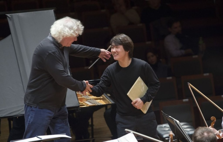 蕭邦國際鋼琴大賽金獎得主趙成珍（Seong-Jin Cho）（右）10月將來台演出，帶來布拉姆斯與舒曼等曲目。趙成珍與柏林愛樂前首席指揮賽門．拉圖（左）合作，音樂事業屢創高峰。（牛耳藝術提供）