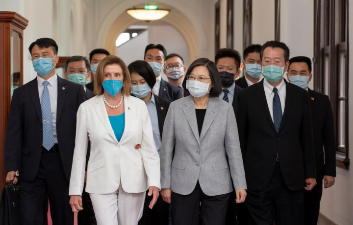 President Tsai Ing-wen (center right) walks U.S. House Speaker Nancy Pelosi (center left) to their meeting at the Presidential Office on Wednesday. Photo courtesy of Presidential Office