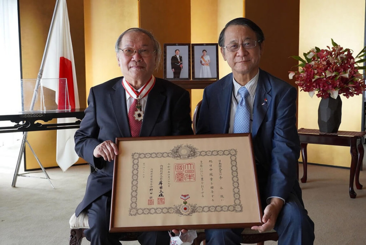 日本駐台代表泉裕泰（右）24日代表日本政府轉贈「旭日中綬章」給台大歷史系退休教授李永熾（左），表彰他在台灣發展日本近代史研究，以及促進日台間相互理解的卓越貢獻。（日台交流協會提供）