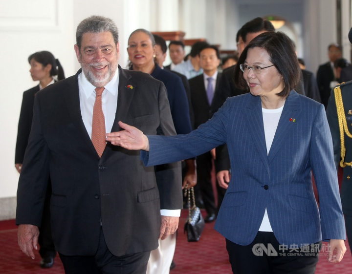 St. Vincent and the Grenadines Prime Minister Ralph Gonsalves (left) and President Tsai Ing-wen.