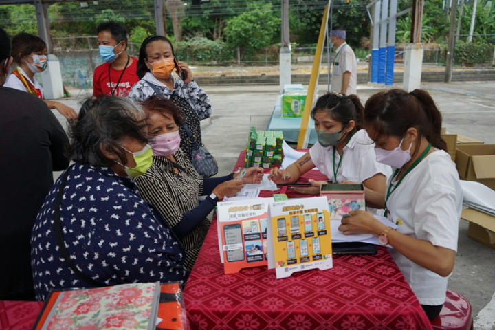衛生福利部中央健康保險署推廣虛擬健保卡，讓醫師可遠端看到病人過往就醫紀錄，健保署東區業務組18日在花蓮縣秀林鄉富世活動中心協助民眾申辦。