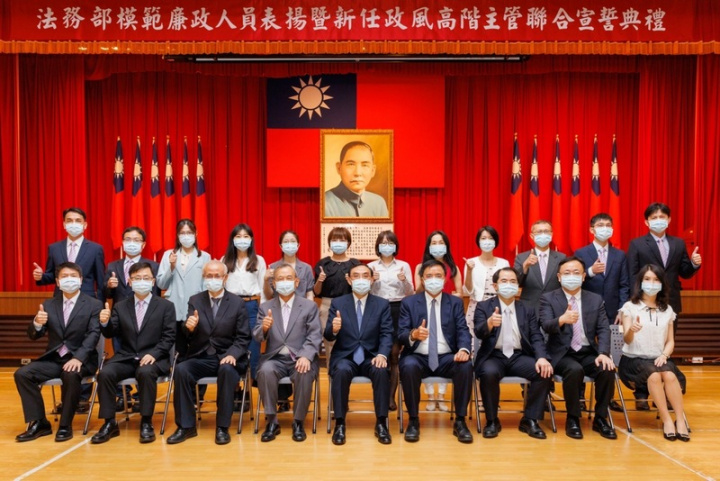 法務部廉政署2日舉辦111年模範廉政人員表揚典禮， 共12人（後排）反貪肅貪防貪有功獲獎，並於領獎後 與法務部長蔡清祥（前右5）等人合影。 （法務部廉政署提供）