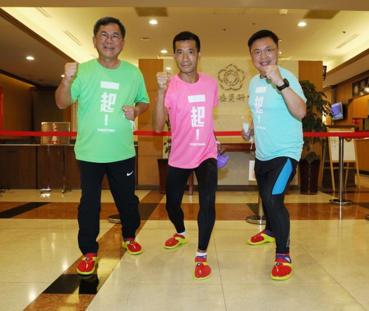 58歲的「超馬老爹」羅維銘（中）今年將再度出征全程近5000公里的「超越自我3100英里跑挑戰賽」，羅維銘說：「我深具信心」。民進黨立委趙天麟（右）、陳明文（左）18日與多家民間企業一同舉行記者會，為羅維銘加油打氣。