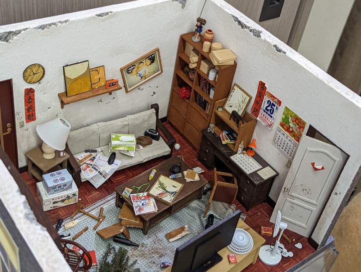 現代婦女基金會邀請MR. BOX袖珍模型設計師黃風然製作家暴家庭袖珍模型，展示家門後的暴力現場，黃風然說，製作過程是先做出完成品後，再思考可能的暴力行為，最後用小刀劃出破損的形象。