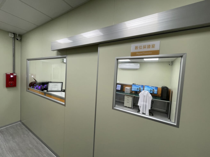 海巡署偵防分署積極籌劃建置「科技鑑識實驗室」，今年陸續通過國際標準和司法鑑定要求的數位鑑驗雙認證，大幅強化刑事證據能力。（海巡署偵防分署提供）