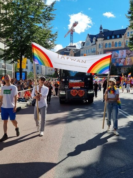 台灣隊以「亞洲同婚第一國」為號召，展現台灣人對多元與自由價值的信念，駐瑞典代表姚金祥（左邊舉旗者）也參與遊行共襄盛舉。（台灣隊提供）