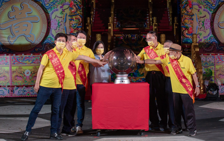 總統與現場貴賓一同進行開燈放彩活動啟動儀式