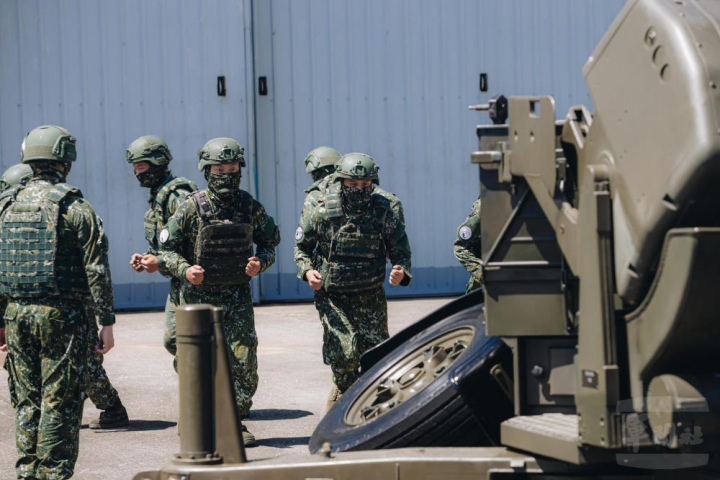 官兵跑向35公厘快砲各位置。