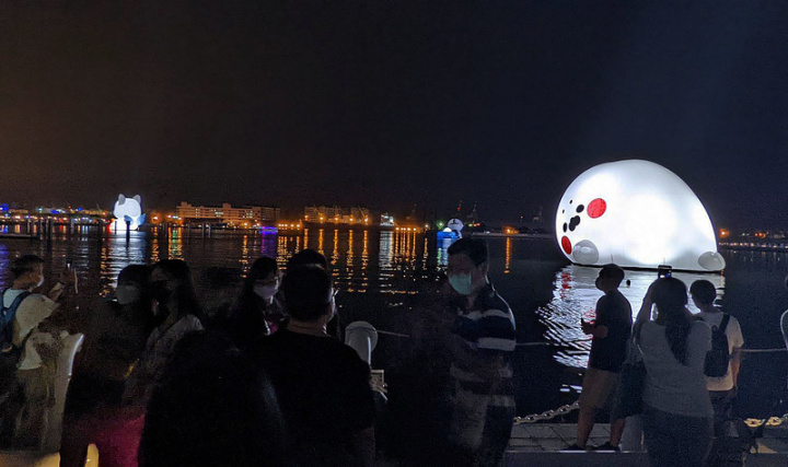 高雄市政府啟動「台灣IP．高雄原創－聊療漂漂河」計畫，將6個高雄創作者創作的人氣貼圖明星巨大化，以實體充氣裝置現身愛河灣，夜間點燈呈現，吸引大批民眾前往參觀打卡。