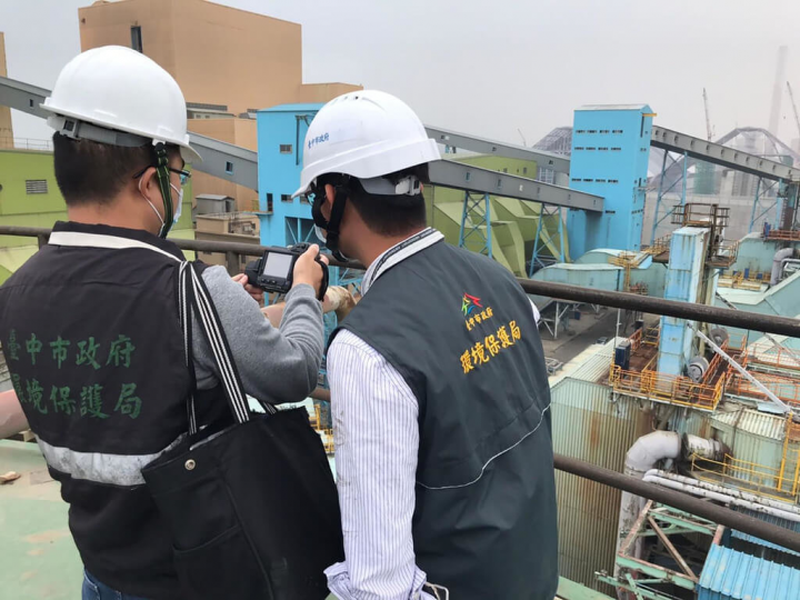 台中市政府為改善空氣品質環境，透過廣設空氣品質感測器結合物聯網科技建置「空品數據中心」以蒐集氣象資料，並藉大數據分析及人工智慧技術限縮污染熱區，提升稽查單位績效。（台中市政府提供）