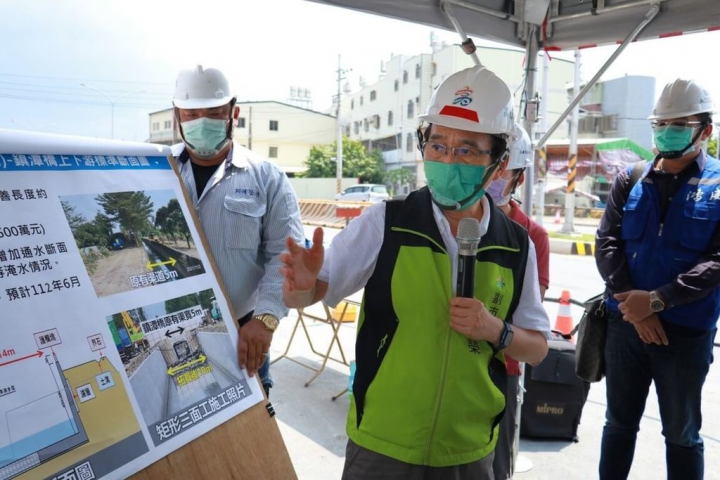 為解決高雄市大寮區拷潭及內坑里低窪地區淹水情形，高市水利局已於7月完成鎮潭橋、保福橋瓶頸段改建並完工通車，各項工程目前正持續往下游施工，高雄市副市長林欽榮（前中）7日前往視察。（高雄市政府提供）