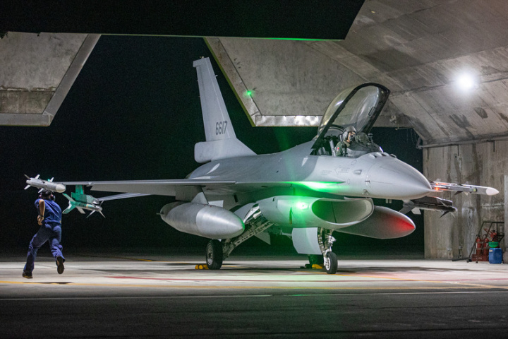 駐守花蓮的空軍第五戰術混合聯隊17日晚間模擬基地接到空軍作戰指揮部指令，F-16V戰機在6分鐘內實施緊急起飛。