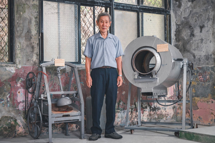 台灣省茶業改良場退休技士張健夫半世紀前發明設計「圓筒炒菁機」，並選在「永安共同製茶示範工廠」開始推廣，如今成為每個茶農家庭或製茶工廠必備器械。（龜（歸）鄉永安一碇紅提供）