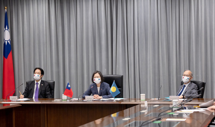 President Tsai Ing-wen and Vice President Lai Ching-te meet Vice President Sengebauof Palau via video.