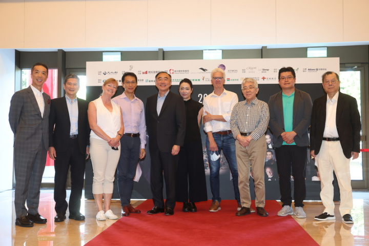 2022台北大師星秀音樂節記者會9日在國家音樂廳舉行，多名音樂名家齊聚，文化部長李永得（左2）表示，歡迎國際上活躍的音樂家來台灣推廣音樂教育，這個音樂節由政府與民間力量共同促成，文化部會持續支持。