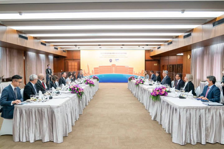 吳部長午宴款待摩西總裁訪團乙行。