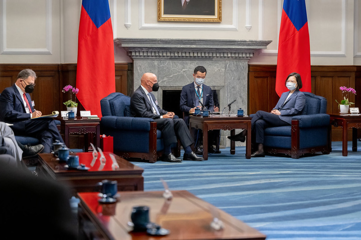 President Tsai Ing-wen meets Hoover Institution delegation