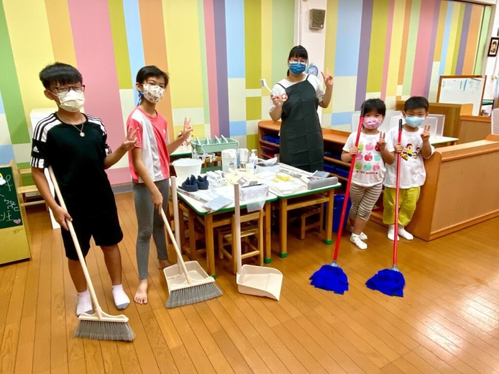 高雄市新上國小與廠商合作推動「掃具美學」，把學校掃具換成符合孩子身形且顏色低調的掃具，讓打掃變得更容易與時尚，學童回饋新掃具很漂亮，用起來也更順手。（校方提供）