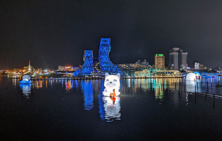 高雄市文化局啟動「台灣IP．高雄原創－聊療漂漂河」計畫，將貼圖明星貓爪抓、塔仔不正經、無所事事小海豹、豆卡頻道（中）、ㄇㄚˊ幾兔、PP mini小小企鵝等6名高雄創作者所創作的LINE人氣貼圖角色，變成實體充氣裝置陸續在愛河灣登場，6角色30日已全數到齊。