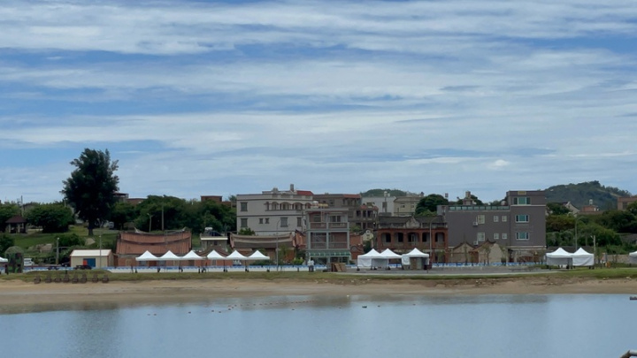 金門縣政府3日表示，官澳灣口海灘與周邊環境改善工程已完成，設有浮動平台、水域沙灘遊憩區等休閒環境，並招攬業者創業進駐，現已輔導純電卡丁車、SUP立式划槳及輕食等業者，逐漸形成遊憩市集。