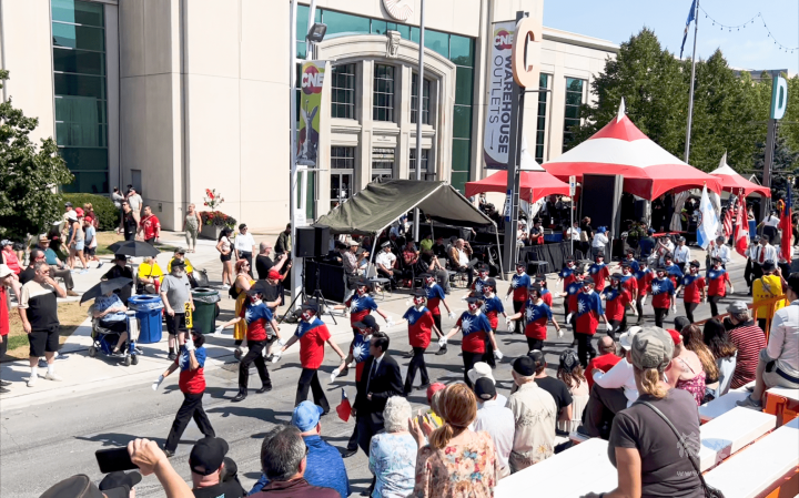 國光女兵隊精神抖擻大步前進