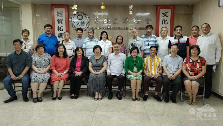 李淑慧(第1排左5)等人與菲華文經總會領導幹部合影