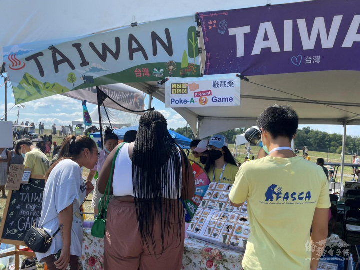 臺灣夜市遊戲吸引眾多遊客駐足