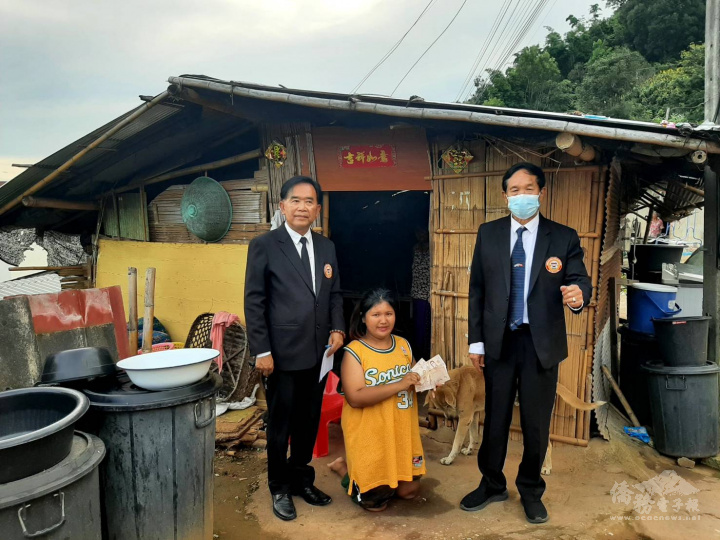 多守仁與熊家華向貧孤家庭送上救總愛心補助金