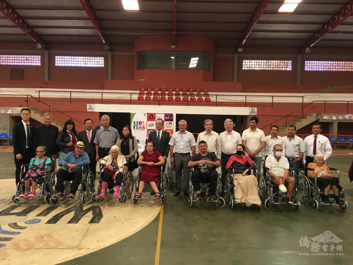 中華民國駐巴拉圭東方市總領事張俊彬(左7)與埃爾南達里亞斯市(Hernandarias)市長納爾遜·卡諾(Nelson Cano)(右7)、僑界代表、市議員與受贈市民合影