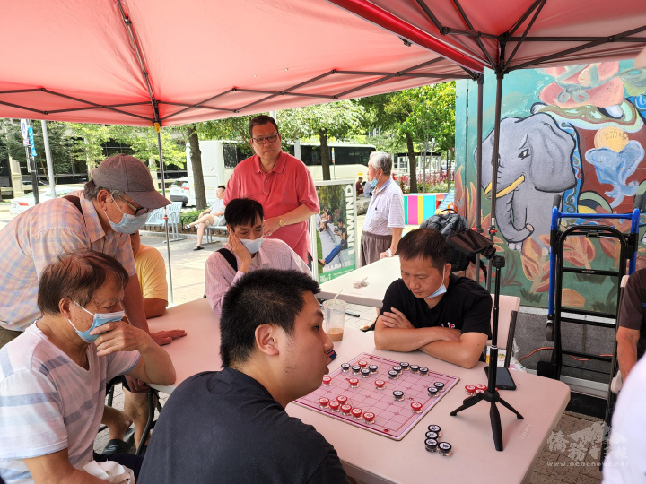 陳景賢和梁家睿對奕，陳仕維等人在旁圍觀