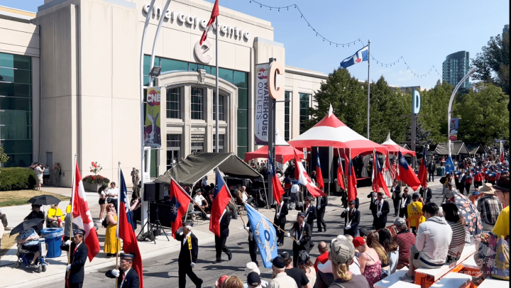 多倫多榮光聯誼會遊行隊伍雄糾糾、氣昂昂前進