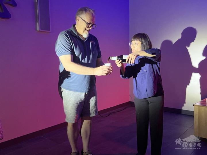 奧蘭多橘郡文化局長Terry Olson與小同學即興表演