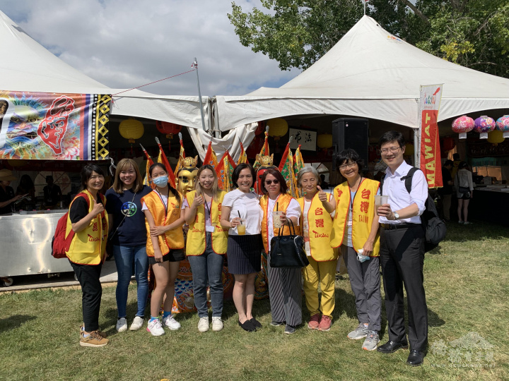 駐溫哥華辦事處處長劉立欣（左五）和秘書黃慶育（右一）在同鄉會會長何薇（右四）介紹下，和群眾們觀賞臺灣館的規劃及特色