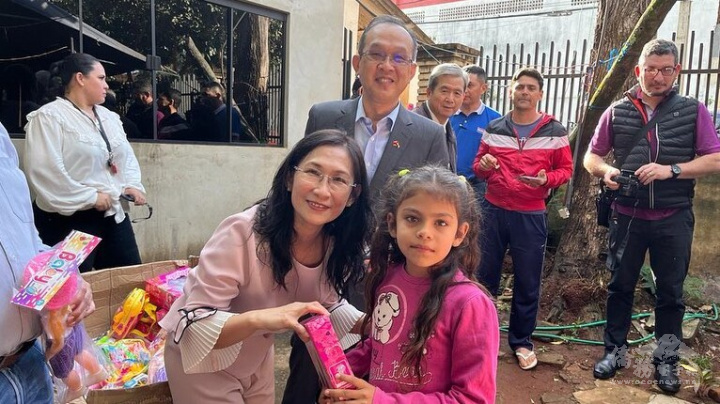 總領事夫人劉俊君前往捐贈並協助發放玩具給孩童